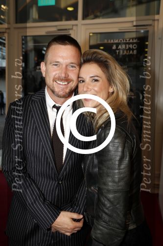 Amsterdam 12 september 2017
Johnny de Mol met zijn aanstaande vrouw Anouk v Schie bij de premiere van het Nationaal Ballet in de stopera