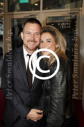 Amsterdam 12 september 2017
Johnny de Mol met zijn aanstaande vrouw Anouk v Schie bij de premiere van het Nationaal Ballet in de stopera