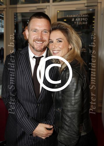 Amsterdam 12 september 2017
Johnny de Mol met zijn aanstaande vrouw Anouk v Schie bij de premiere van het Nationaal Ballet in de stopera