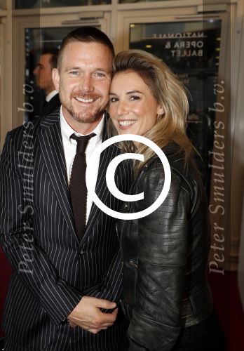 Amsterdam 12 september 2017
Johnny de Mol met zijn aanstaande vrouw Anouk v Schie bij de premiere van het Nationaal Ballet in de stopera