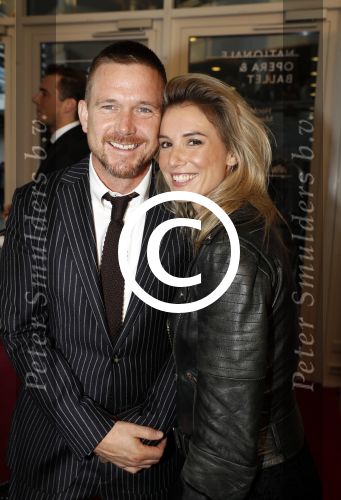 Amsterdam 12 september 2017
Johnny de Mol met zijn aanstaande vrouw Anouk v Schie bij de premiere van het Nationaal Ballet in de stopera