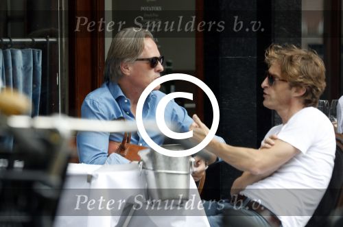 Amsterdam 31 juli 2017
Jort Kelder met een kennis op terras.