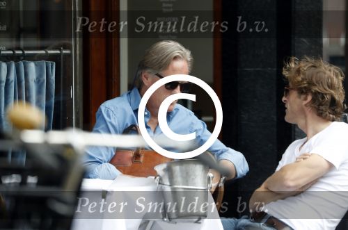 Amsterdam 31 juli 2017
Jort Kelder met een kennis op terras.