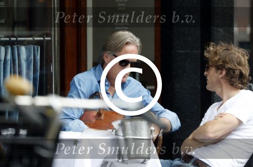 Amsterdam 31 juli 2017
Jort Kelder met een kennis op terras.