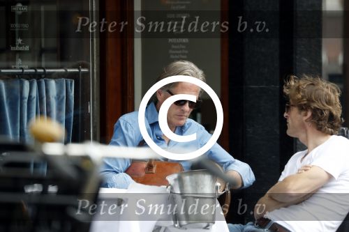 Amsterdam 31 juli 2017
Jort Kelder met een kennis op terras.