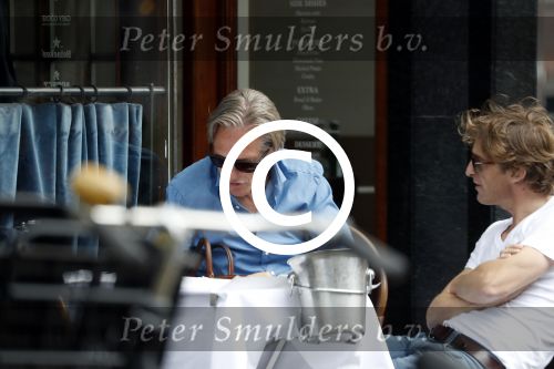 Amsterdam 31 juli 2017
Jort Kelder met een kennis op terras.