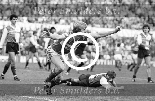 Jurrie Koolhof 1986
Scoort tegen Feyenoord op de voorgrond Bennie Wijnstekers