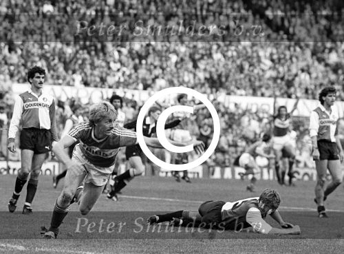 Jurrie Koolhof 1986
Scoort tegen Feyenoord op de voorgrond Bennie Wijnstekers