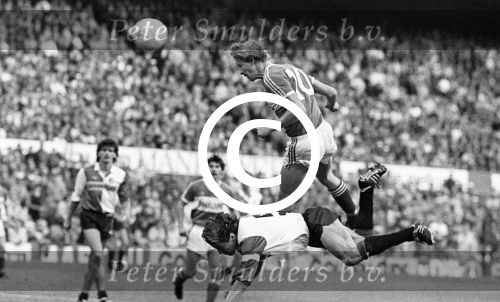Jurrie Koolhof 1986
Scoort tegen Feyenoord op de voorgrond Bennie Wijnstekers