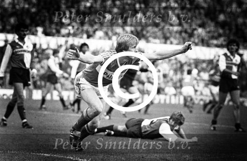 Jurrie Koolhof 1986
Scoort tegen Feyenoord op de voorgrond Bennie Wijnstekers