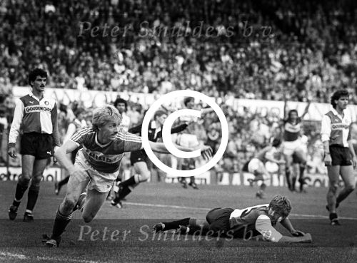 Jurrie Koolhof 1986
Scoort tegen Feyenoord op de voorgrond Bennie Wijnstekers