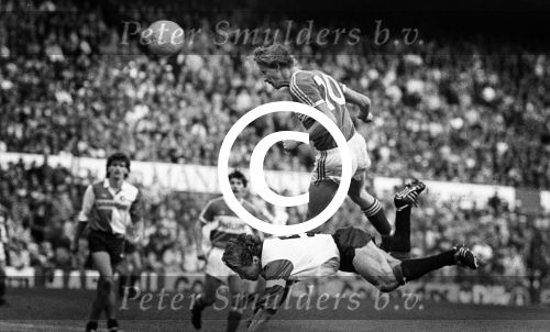Jurrie Koolhof 1986
Scoort tegen Feyenoord op de voorgrond Bennie Wijnstekers