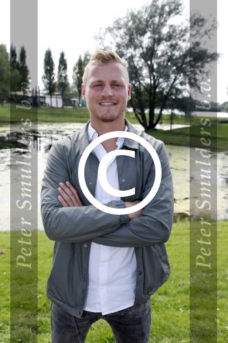 Eiland van Maurik 4 september 2017
Groepsfoto met Nicolette Kluijver en Dennis Weening met Marieke Elsinga, Anouk Hoogendijk, Roeland Fernhout, Niels Gomperts, Carolina Dijkhuizen, Henk Poort, Joelle Witschge, Richard Witschge, Shelly Sterk, Soundos El Ahmadi, Danny Froger, Kaj Gorgels, Nicole Buch en Brace. tijdens de persviewing van Expeditie Robinson 2017 op het Eiland van Maurik