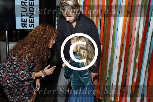 Amsterdam 14 september 2017
Presentatie nieuwe produkten return to sender met Katja Schuurman. Hannah Verboom presenteert het gebeuren. Verder aanwezig de ouders van Katja Birgit Schuurman met Arne Toonen Thijs Romer Sammie en Freek  van Noortwijk