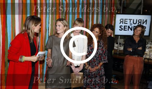 Amsterdam 14 september 2017
Presentatie nieuwe produkten return to sender met Katja Schuurman. Hannah Verboom presenteert het gebeuren. Verder aanwezig de ouders van Katja Birgit Schuurman met Arne Toonen Thijs Romer Sammie en Freek  van Noortwijk