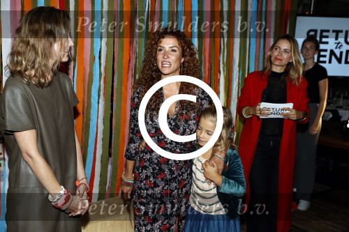 Amsterdam 14 september 2017
Presentatie nieuwe produkten return to sender met Katja Schuurman. Hannah Verboom presenteert het gebeuren. Verder aanwezig de ouders van Katja Birgit Schuurman met Arne Toonen Thijs Romer Sammie en Freek  van Noortwijk