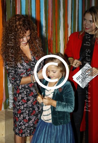 Amsterdam 14 september 2017
Presentatie nieuwe produkten return to sender met Katja Schuurman. Hannah Verboom presenteert het gebeuren. Verder aanwezig de ouders van Katja Birgit Schuurman met Arne Toonen Thijs Romer Sammie en Freek  van Noortwijk