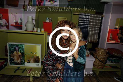 Amsterdam 14 september 2017
Presentatie nieuwe produkten return to sender met Katja Schuurman. Hannah Verboom presenteert het gebeuren. Verder aanwezig de ouders van Katja Birgit Schuurman met Arne Toonen Thijs Romer Sammie en Freek  van Noortwijk