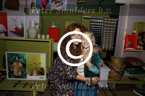 Amsterdam 14 september 2017
Presentatie nieuwe produkten return to sender met Katja Schuurman. Hannah Verboom presenteert het gebeuren. Verder aanwezig de ouders van Katja Birgit Schuurman met Arne Toonen Thijs Romer Sammie en Freek  van Noortwijk
