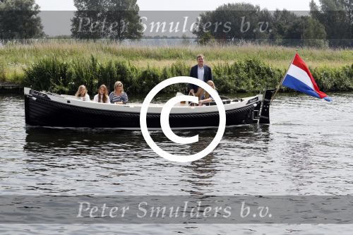 Warmond 7 juli 2017
Koninklijk fotouurtje in Warmond . Koning Willem Alexander Koningin Maxima prionses Amalia Ariane en Alexia komen aanvaren met een sloep.