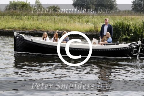 Warmond 7 juli 2017
Koninklijk fotouurtje in Warmond . Koning Willem Alexander Koningin Maxima prionses Amalia Ariane en Alexia komen aanvaren met een sloep.