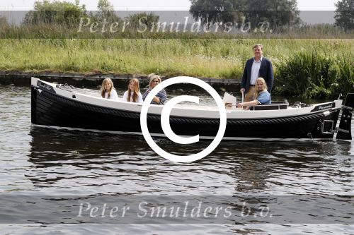 Warmond 7 juli 2017
Koninklijk fotouurtje in Warmond . Koning Willem Alexander Koningin Maxima prionses Amalia Ariane en Alexia komen aanvaren met een sloep.