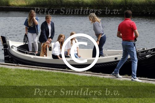 Warmond 7 juli 2017
Koninklijk fotouurtje in Warmond . Koning Willem Alexander Koningin Maxima prionses Amalia Ariane en Alexia komen aanvaren met een sloep.