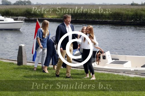 Warmond 7 juli 2017
Koninklijk fotouurtje in Warmond . Koning Willem Alexander Koningin Maxima prionses Amalia Ariane en Alexia komen aanvaren met een sloep.