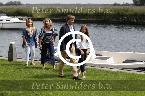 Warmond 7 juli 2017
Koninklijk fotouurtje in Warmond . Koning Willem Alexander Koningin Maxima prionses Amalia Ariane en Alexia komen aanvaren met een sloep.