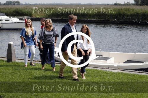 Warmond 7 juli 2017
Koninklijk fotouurtje in Warmond . Koning Willem Alexander Koningin Maxima prionses Amalia Ariane en Alexia komen aanvaren met een sloep.