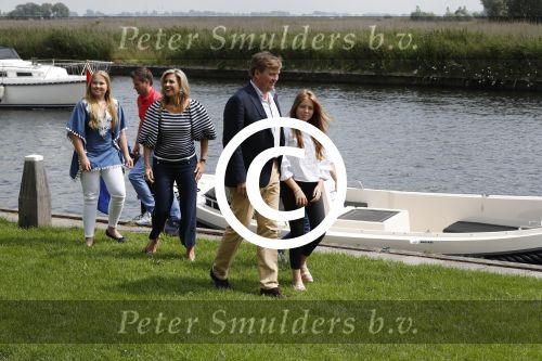 Warmond 7 juli 2017
Koninklijk fotouurtje in Warmond . Koning Willem Alexander Koningin Maxima prionses Amalia Ariane en Alexia komen aanvaren met een sloep.