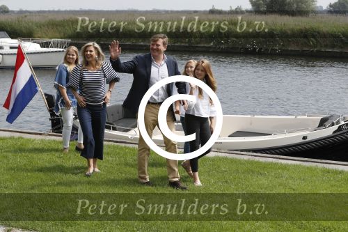 Warmond 7 juli 2017
Koninklijk fotouurtje in Warmond . Koning Willem Alexander Koningin Maxima prionses Amalia Ariane en Alexia komen aanvaren met een sloep.