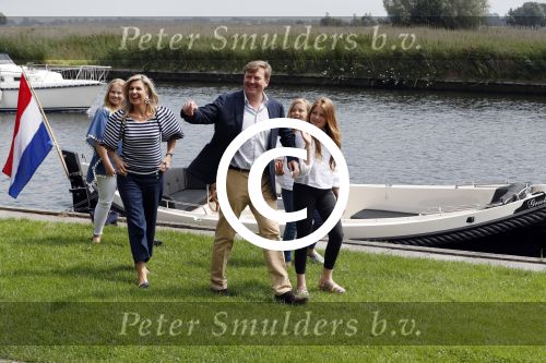 Warmond 7 juli 2017
Koninklijk fotouurtje in Warmond . Koning Willem Alexander Koningin Maxima prionses Amalia Ariane en Alexia komen aanvaren met een sloep.