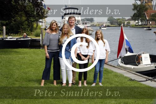 Warmond 7 juli 2017
Koninklijk fotouurtje in Warmond . Koning Willem Alexander Koningin Maxima prionses Amalia Ariane en Alexia komen aanvaren met een sloep.