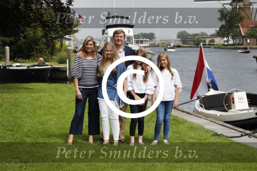 Warmond 7 juli 2017
Koninklijk fotouurtje in Warmond . Koning Willem Alexander Koningin Maxima prionses Amalia Ariane en Alexia komen aanvaren met een sloep.