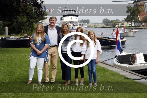 Warmond 7 juli 2017
Koninklijk fotouurtje in Warmond . Koning Willem Alexander Koningin Maxima prionses Amalia Ariane en Alexia komen aanvaren met een sloep.