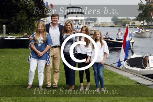 Warmond 7 juli 2017
Koninklijk fotouurtje in Warmond . Koning Willem Alexander Koningin Maxima prionses Amalia Ariane en Alexia komen aanvaren met een sloep.