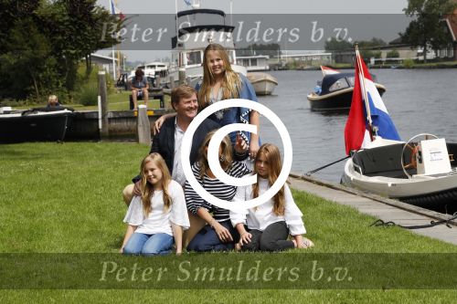 Warmond 7 juli 2017
Koninklijk fotouurtje in Warmond . Koning Willem Alexander Koningin Maxima prionses Amalia Ariane en Alexia komen aanvaren met een sloep.