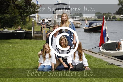 Warmond 7 juli 2017
Koninklijk fotouurtje in Warmond . Koning Willem Alexander Koningin Maxima prionses Amalia Ariane en Alexia komen aanvaren met een sloep.