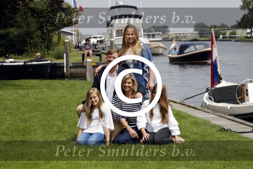 Warmond 7 juli 2017
Koninklijk fotouurtje in Warmond . Koning Willem Alexander Koningin Maxima prionses Amalia Ariane en Alexia komen aanvaren met een sloep.