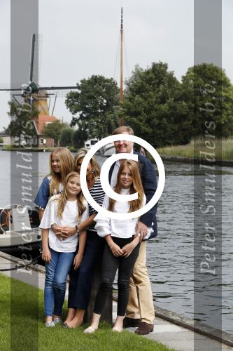 Warmond 7 juli 2017
Koninklijk fotouurtje in Warmond . Koning Willem Alexander Koningin Maxima prionses Amalia Ariane en Alexia komen aanvaren met een sloep.