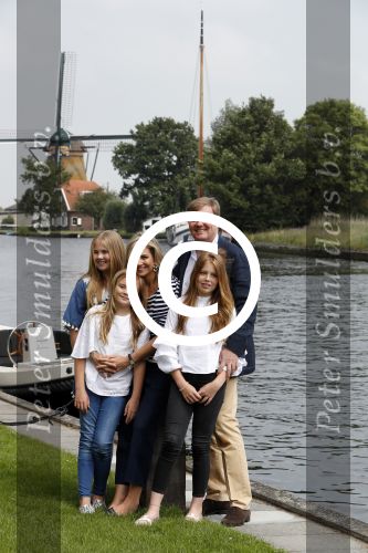 Warmond 7 juli 2017
Koninklijk fotouurtje in Warmond . Koning Willem Alexander Koningin Maxima prionses Amalia Ariane en Alexia komen aanvaren met een sloep.