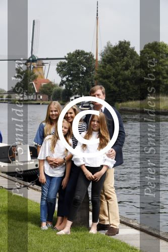 Warmond 7 juli 2017
Koninklijk fotouurtje in Warmond . Koning Willem Alexander Koningin Maxima prionses Amalia Ariane en Alexia komen aanvaren met een sloep.