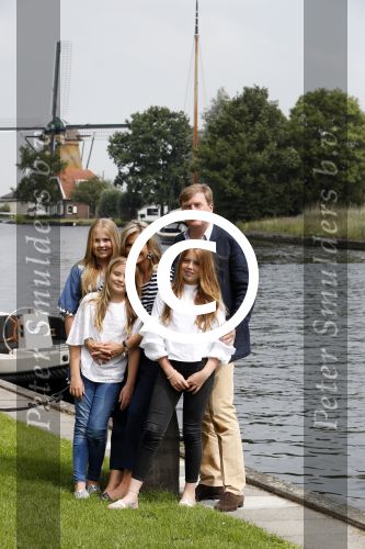 Warmond 7 juli 2017
Koninklijk fotouurtje in Warmond . Koning Willem Alexander Koningin Maxima prionses Amalia Ariane en Alexia komen aanvaren met een sloep.