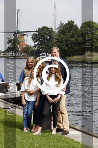 Warmond 7 juli 2017
Koninklijk fotouurtje in Warmond . Koning Willem Alexander Koningin Maxima prionses Amalia Ariane en Alexia komen aanvaren met een sloep.