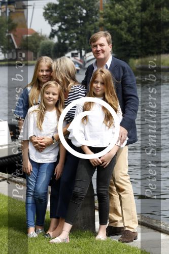 Warmond 7 juli 2017
Koninklijk fotouurtje in Warmond . Koning Willem Alexander Koningin Maxima prionses Amalia Ariane en Alexia komen aanvaren met een sloep.