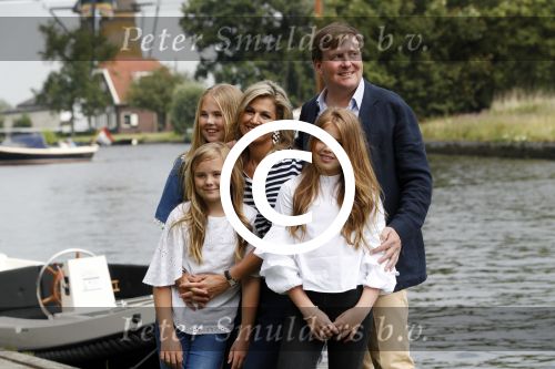 Warmond 7 juli 2017
Koninklijk fotouurtje in Warmond . Koning Willem Alexander Koningin Maxima prionses Amalia Ariane en Alexia komen aanvaren met een sloep.