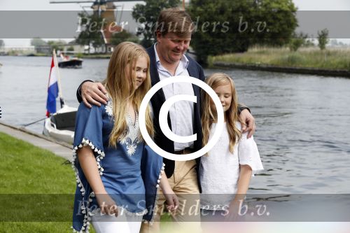 Warmond 7 juli 2017
Koninklijk fotouurtje in Warmond . Koning Willem Alexander Koningin Maxima prionses Amalia Ariane en Alexia komen aanvaren met een sloep.