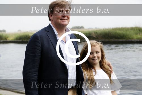 Warmond 7 juli 2017
Koninklijk fotouurtje in Warmond . Koning Willem Alexander Koningin Maxima prionses Amalia Ariane en Alexia komen aanvaren met een sloep.