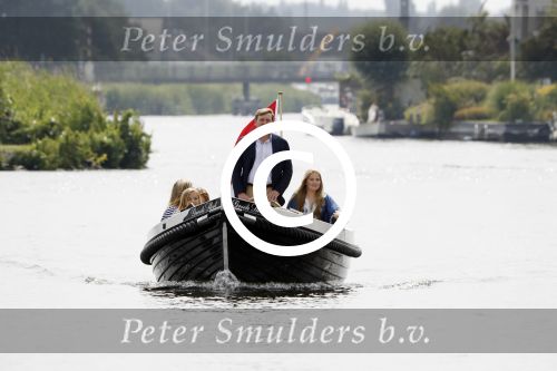 Warmond 7 juli 2017
Koninklijk fotouurtje in Warmond . Koning Willem Alexander Koningin Maxima prionses Amalia Ariane en Alexia komen aanvaren met een sloep.